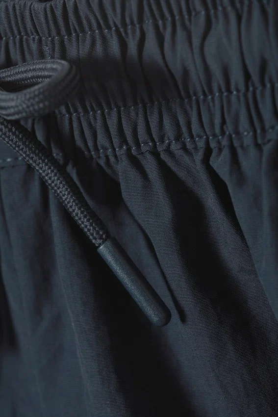 Pantalones cortos de corte estructurado hasta la mitad del muslo – Azul oscuro Pantalones cortos de corte estructurado hasta la mitad del muslo – Azul oscuro