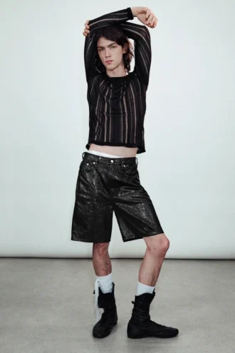 Pantalones cortos de denim recubierto, holgados y de talle bajo – Negro