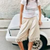 Pantalones cortos de encaje satinado – Blanco apagado