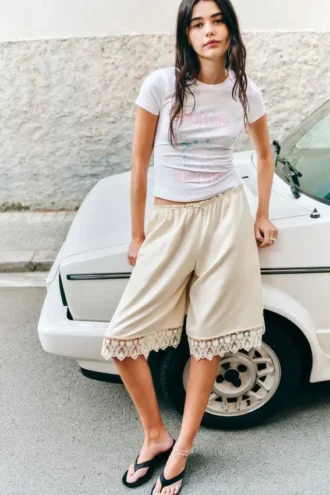 Pantalones cortos de encaje satinado – Blanco apagado