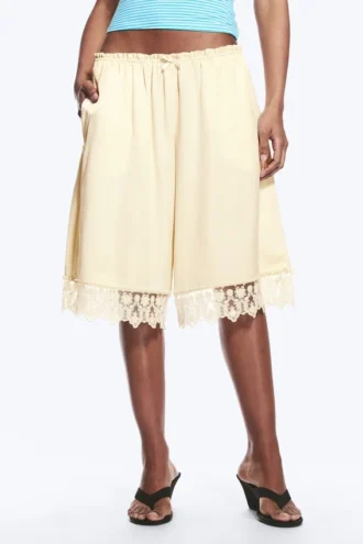 Pantalones cortos de encaje satinado – Blanco apagado