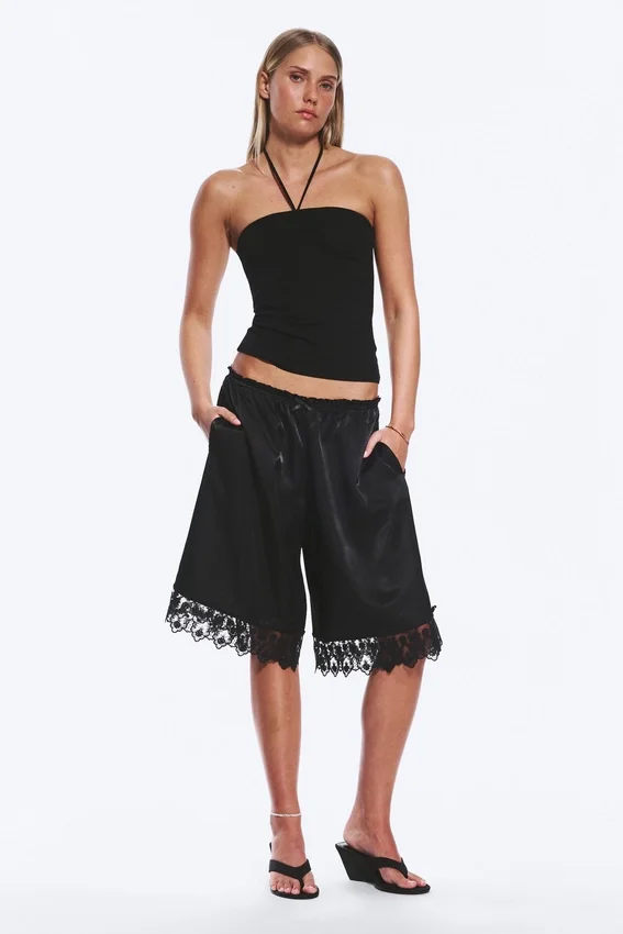 Pantalones cortos de encaje satinado – Negro Pantalones cortos de encaje satinado – Negro