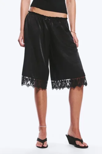 Pantalones cortos de encaje satinado – Negro