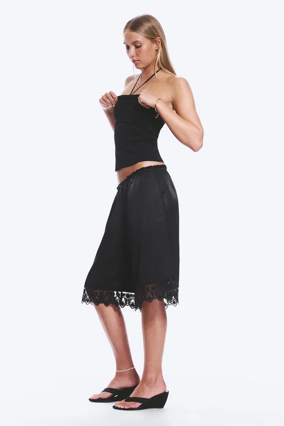 Pantalones cortos de encaje satinado – Negro Pantalones cortos de encaje satinado – Negro