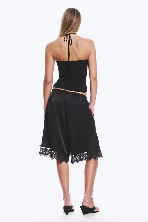 Pantalones cortos de encaje satinado – Negro Pantalones cortos de encaje satinado – Negro