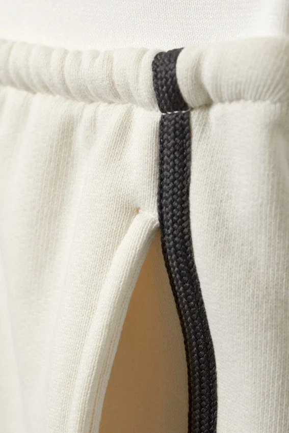 Pantalones cortos de felpa de corte holgado y talle bajo – Blanco – Rayas negras Pantalones cortos de felpa de corte holgado y talle bajo – Blanco – Rayas negras