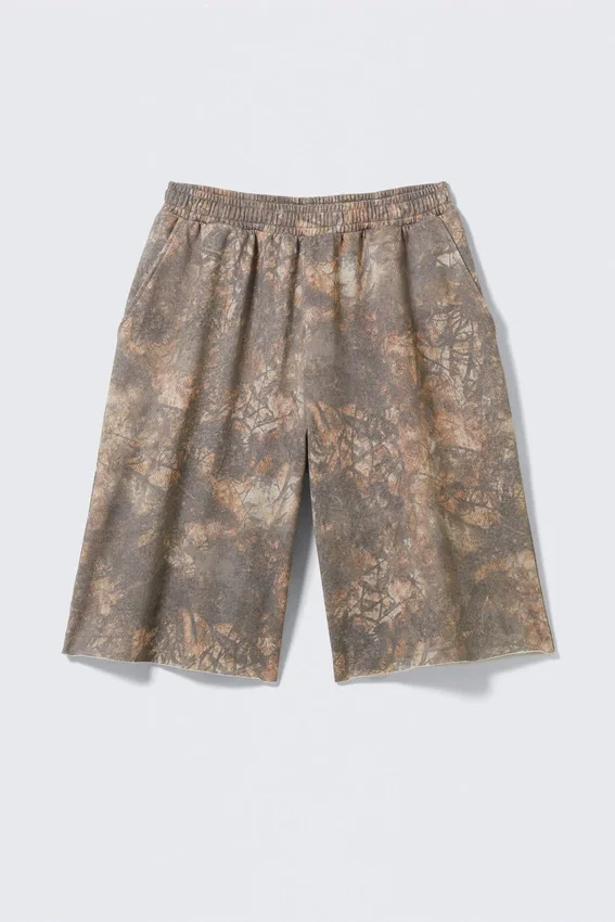 Pantalones cortos de felpa estampados de corte oversize hasta la rodilla – Caqui – Rustic Terrain Pantalones cortos de felpa estampados de corte oversize hasta la rodilla – Caqui – Rustic Terrain