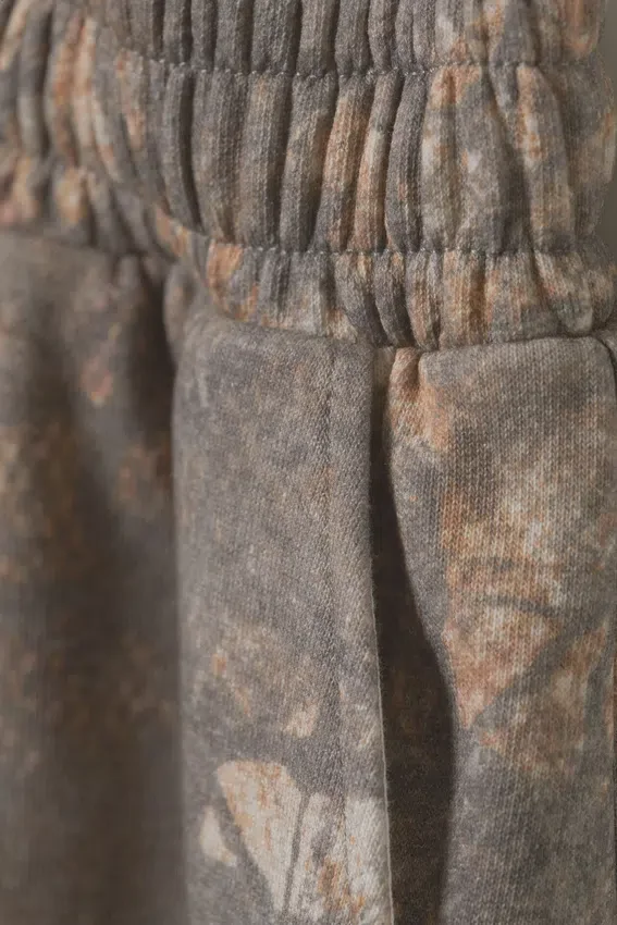 Pantalones cortos de felpa estampados de corte oversize hasta la rodilla – Caqui – Rustic Terrain Pantalones cortos de felpa estampados de corte oversize hasta la rodilla – Caqui – Rustic Terrain