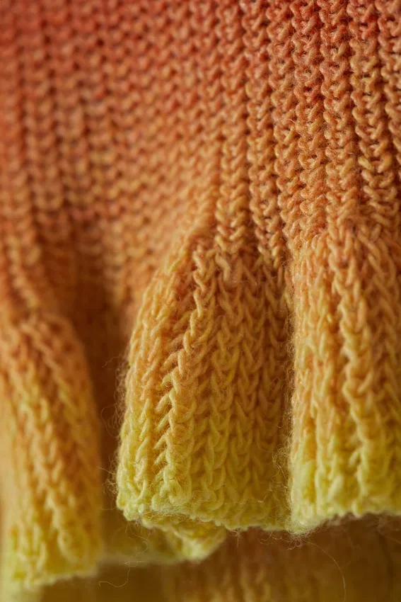 Pantalones cortos de punto con efecto dip-dye y talle bajo – Naranja y amarillo Pantalones cortos de punto con efecto dip-dye y talle bajo – Naranja y amarillo