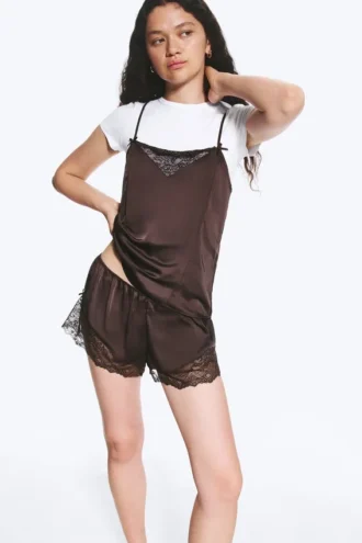 Pantalones cortos de satén con encaje – Marrón oscuro