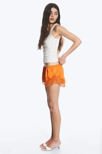 Pantalones cortos de satén con encaje – Naranja