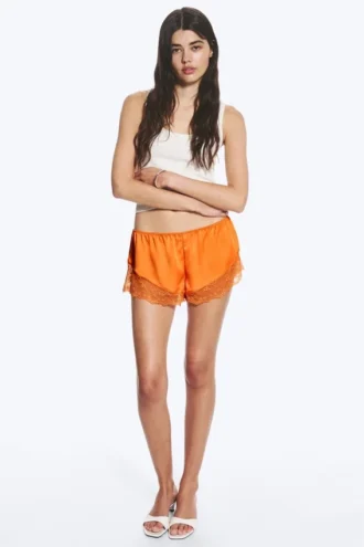 Pantalones cortos de satén con encaje – Naranja