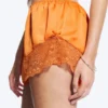 Pantalones cortos de satén con encaje – Naranja