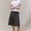 Pantalones cortos de traje de talle bajo y corte holgado con pliegues – Gris oscuro – Espiga Pantalones cortos de traje de talle bajo y corte holgado con pliegues – Gris oscuro – Espiga