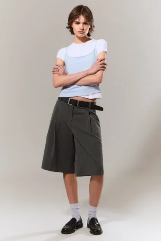 Pantalones cortos de traje de talle bajo y corte holgado con pliegues – Gris oscuro – Espiga