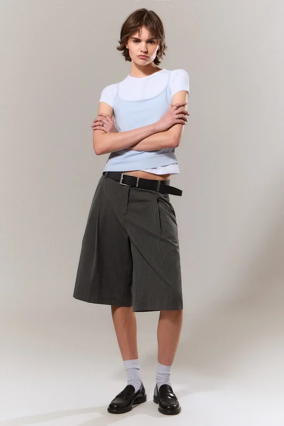 Pantalones cortos de traje de talle bajo y corte holgado con pliegues – Gris oscuro – Espiga Pantalones cortos de traje de talle bajo y corte holgado con pliegues – Gris oscuro – Espiga