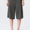 Pantalones cortos de traje de talle bajo y corte holgado con pliegues – Gris oscuro – Espiga Pantalones cortos de traje de talle bajo y corte holgado con pliegues – Gris oscuro – Espiga