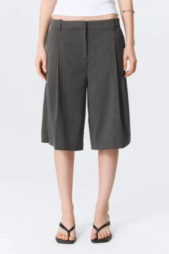Pantalones cortos de traje de talle bajo y corte holgado con pliegues – Gris oscuro – Espiga