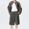 Pantalones cortos de traje de talle bajo y corte holgado con pliegues – Gris oscuro – Espiga Pantalones cortos de traje de talle bajo y corte holgado con pliegues – Gris oscuro – Espiga