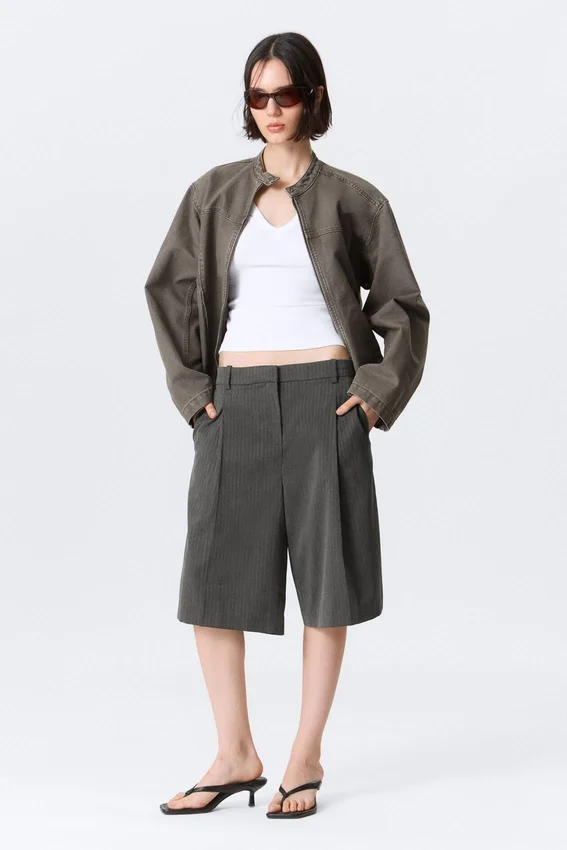 Pantalones cortos de traje de talle bajo y corte holgado con pliegues – Gris oscuro – Espiga Pantalones cortos de traje de talle bajo y corte holgado con pliegues – Gris oscuro – Espiga