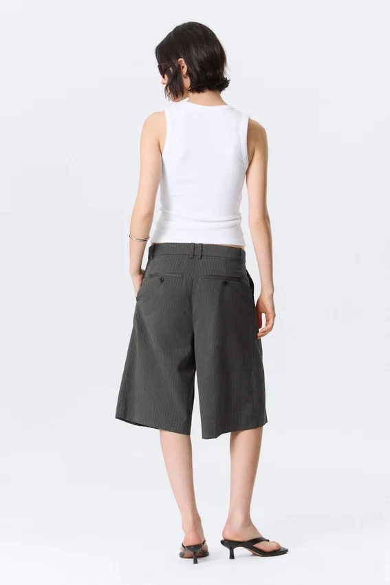 Pantalones cortos de traje de talle bajo y corte holgado con pliegues – Gris oscuro – Espiga Pantalones cortos de traje de talle bajo y corte holgado con pliegues – Gris oscuro – Espiga