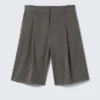 Pantalones cortos de traje de talle bajo y corte holgado con pliegues – Gris oscuro – Espiga Pantalones cortos de traje de talle bajo y corte holgado con pliegues – Gris oscuro – Espiga