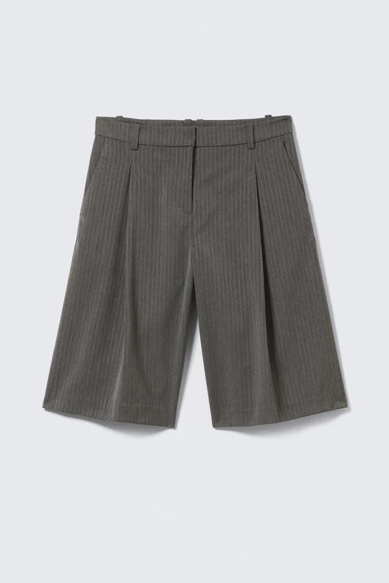 Pantalones cortos de traje de talle bajo y corte holgado con pliegues – Gris oscuro – Espiga Pantalones cortos de traje de talle bajo y corte holgado con pliegues – Gris oscuro – Espiga