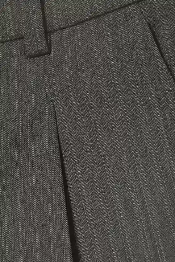 Pantalones cortos de traje de talle bajo y corte holgado con pliegues – Gris oscuro – Espiga Pantalones cortos de traje de talle bajo y corte holgado con pliegues – Gris oscuro – Espiga