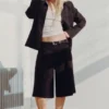 Pantalones cortos de traje de talle bajo y corte holgado con pliegues – Negro Pantalones cortos de traje de talle bajo y corte holgado con pliegues – Negro