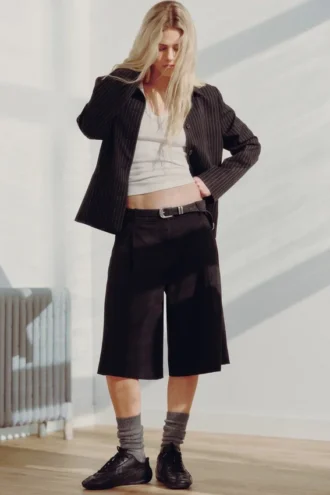 Pantalones cortos de traje de talle bajo y corte holgado con pliegues – Negro