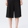 Pantalones cortos de traje de talle bajo y corte holgado con pliegues – Negro Pantalones cortos de traje de talle bajo y corte holgado con pliegues – Negro