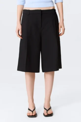 Pantalones cortos de traje de talle bajo y corte holgado con pliegues – Negro