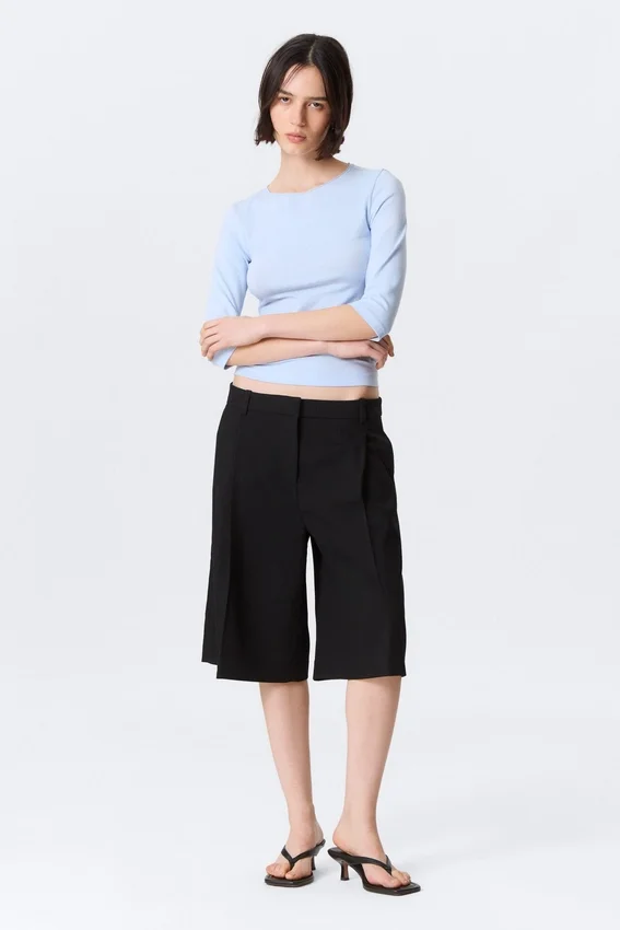 Pantalones cortos de traje de talle bajo y corte holgado con pliegues – Negro Pantalones cortos de traje de talle bajo y corte holgado con pliegues – Negro