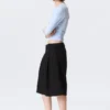 Pantalones cortos de traje de talle bajo y corte holgado con pliegues – Negro Pantalones cortos de traje de talle bajo y corte holgado con pliegues – Negro