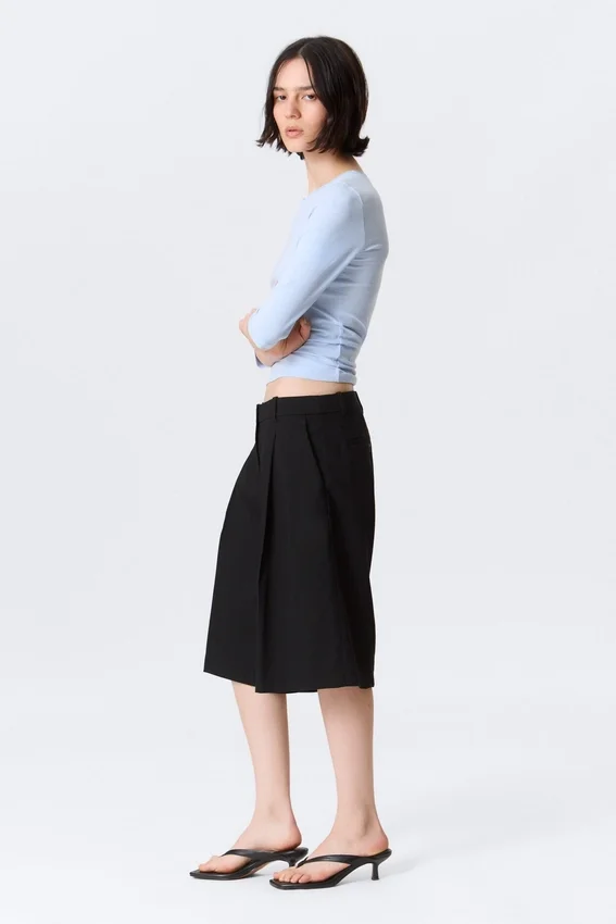 Pantalones cortos de traje de talle bajo y corte holgado con pliegues – Negro Pantalones cortos de traje de talle bajo y corte holgado con pliegues – Negro