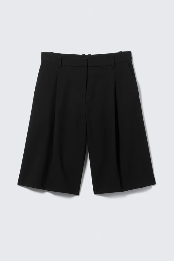 Pantalones cortos de traje de talle bajo y corte holgado con pliegues – Negro Pantalones cortos de traje de talle bajo y corte holgado con pliegues – Negro