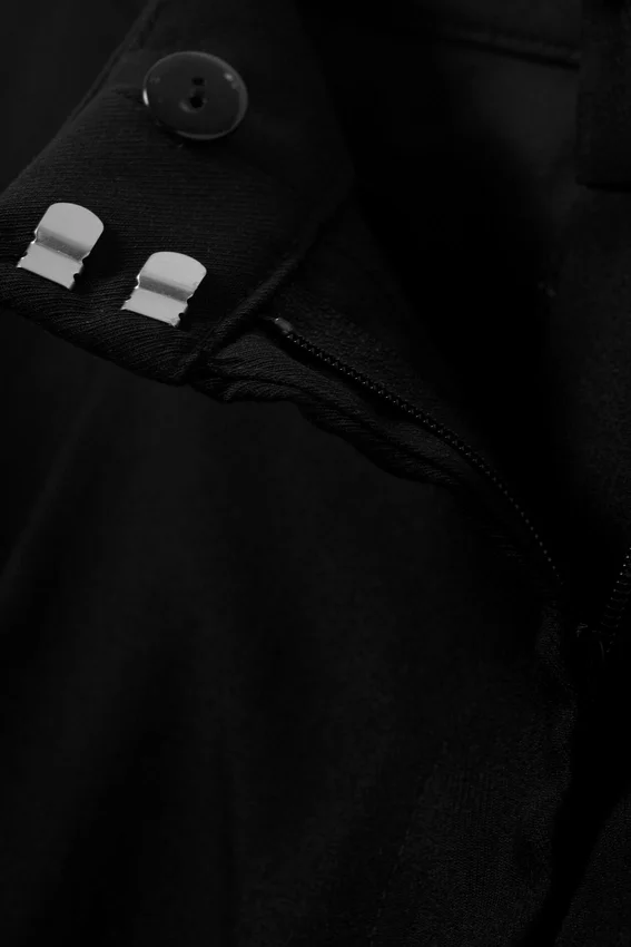 Pantalones cortos de traje de talle bajo y corte holgado con pliegues – Negro Pantalones cortos de traje de talle bajo y corte holgado con pliegues – Negro