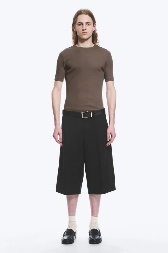 Pantalones cortos de traje de talle bajo y corte holgado – Negro Pantalones cortos de traje de talle bajo y corte holgado – Negro