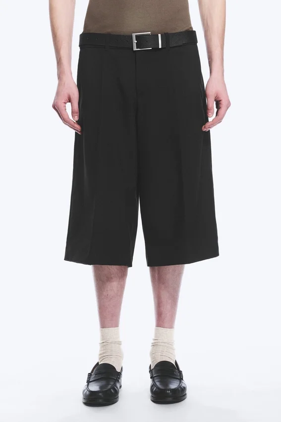 Pantalones cortos de traje de talle bajo y corte holgado – Negro Pantalones cortos de traje de talle bajo y corte holgado – Negro