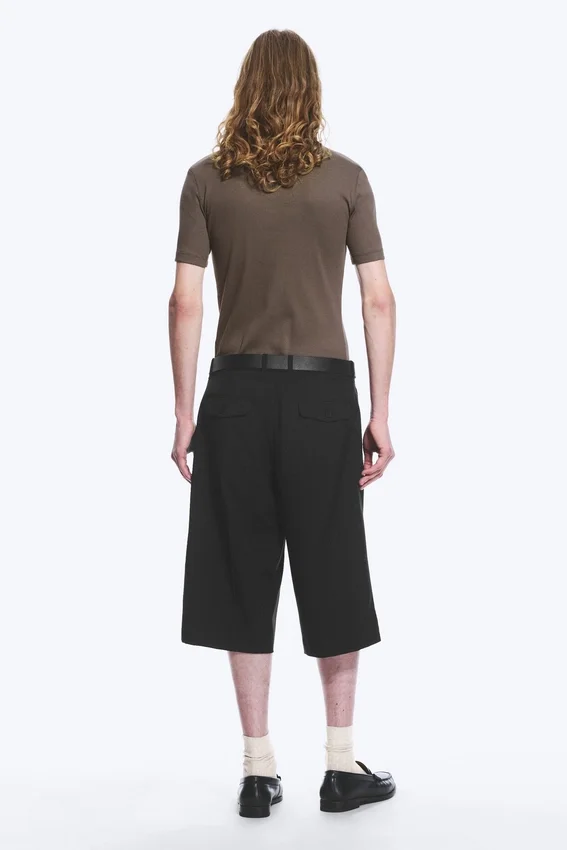 Pantalones cortos de traje de talle bajo y corte holgado – Negro Pantalones cortos de traje de talle bajo y corte holgado – Negro