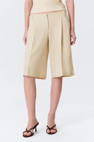 Pantalones cortos de traje holgados de talle bajo y largo tres cuartos – Beige claro