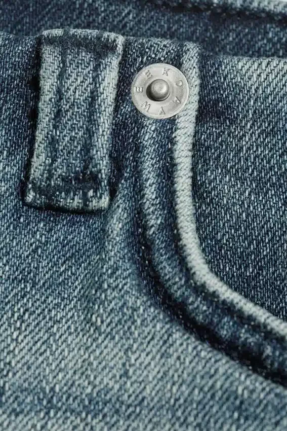 Pantalones cortos de vaqueros de talle bajo y corte ajustado Hour – Gloria Blue – Azul medio Pantalones cortos de vaqueros de talle bajo y corte ajustado Hour – Gloria Blue – Azul medio