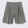 Pantalones cortos entallados con pliegues anchos – Gris oscuro jaspeado Pantalones cortos entallados con pliegues anchos – Gris oscuro jaspeado