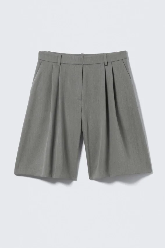 Pantalones cortos entallados con pliegues anchos – Gris oscuro jaspeado Pantalones cortos entallados con pliegues anchos – Gris oscuro jaspeado