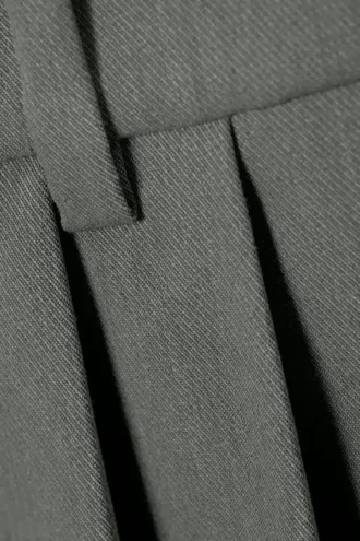 Pantalones cortos entallados con pliegues anchos – Gris oscuro jaspeado