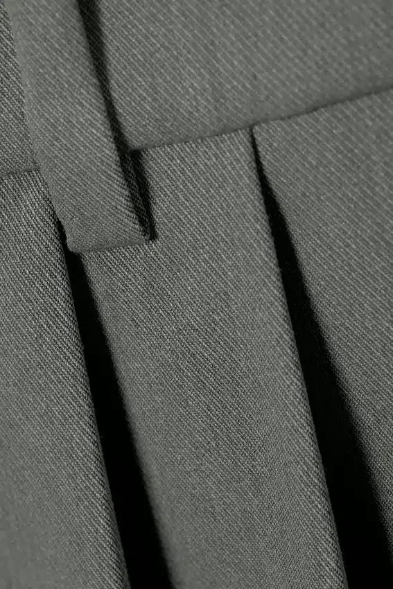 Pantalones cortos entallados con pliegues anchos – Gris oscuro jaspeado Pantalones cortos entallados con pliegues anchos – Gris oscuro jaspeado