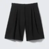 Pantalones cortos entallados con pliegues anchos – Negro Pantalones cortos entallados con pliegues anchos – Negro