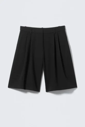 Pantalones cortos entallados con pliegues anchos – Negro