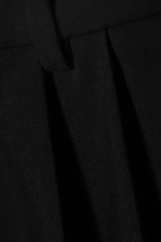 Pantalones cortos entallados con pliegues anchos – Negro