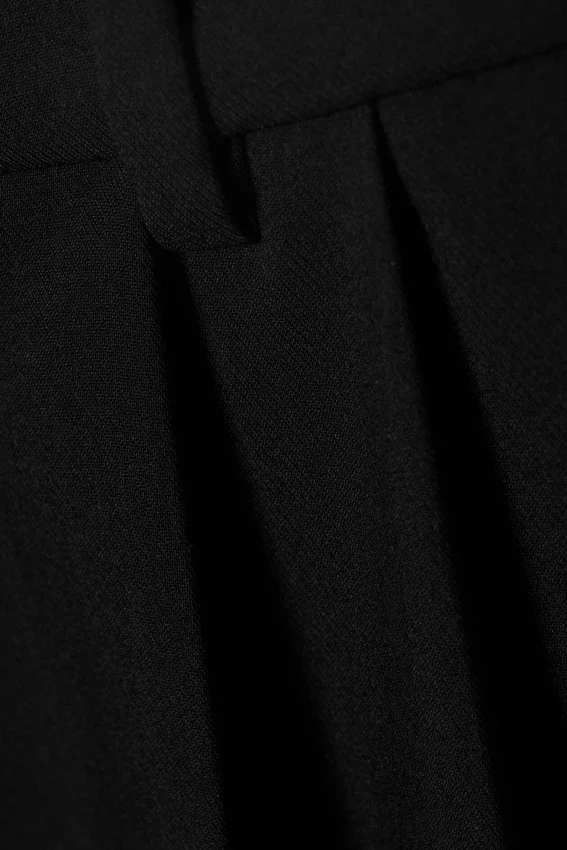 Pantalones cortos entallados con pliegues anchos – Negro Pantalones cortos entallados con pliegues anchos – Negro